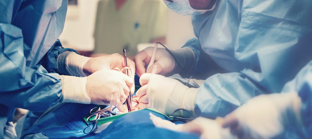 What are the benefits and risks of minimally invasive surgery?